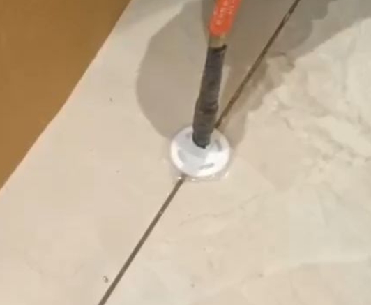 岳阳楼瓷砖空鼓维修公司专业解答瓷砖在铺贴过程中，如果没有涂抹均匀到位的粘结材料（如水泥砂浆或瓷砖胶），可能会导致以下问题